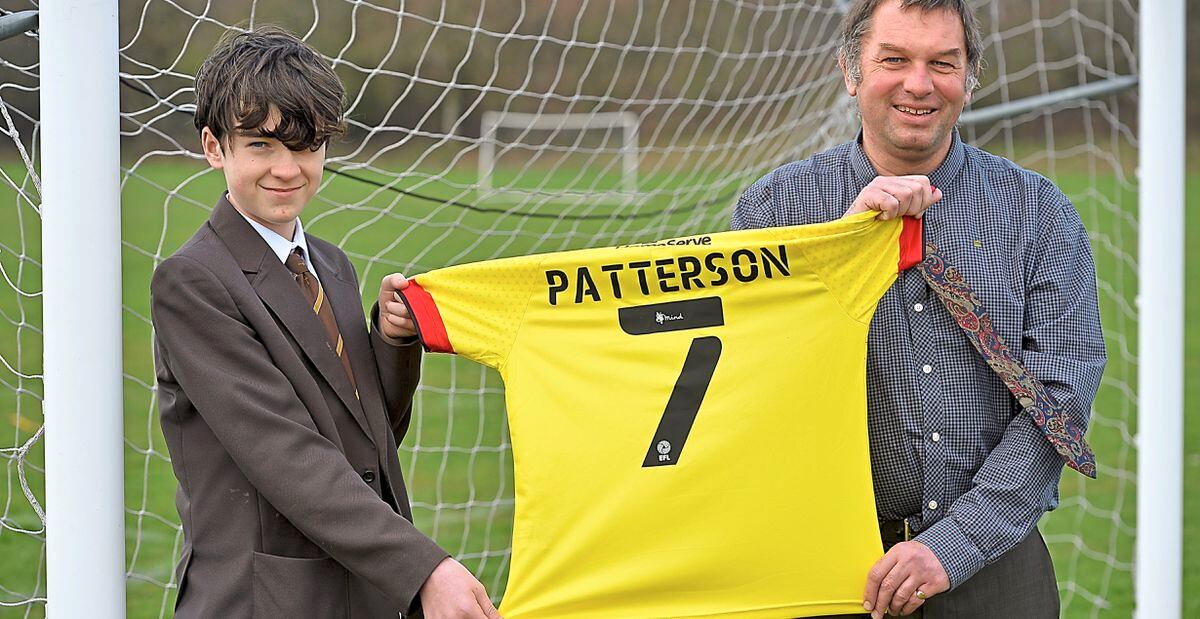 Jack Patterson, fou de football, montre son nouveau maillot du Walsall FC aux côtés de Paul Mobberley, professeur de St François d'Assise