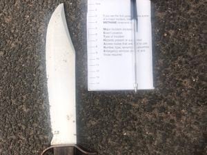 The hunting knife found under a bush
