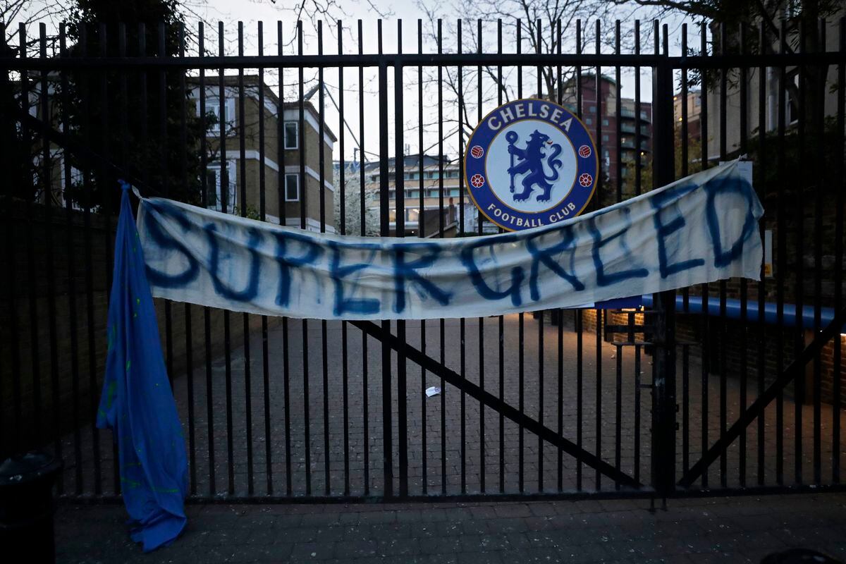 Une bannière est suspendue à l'une des portes de Stamford Bridge.