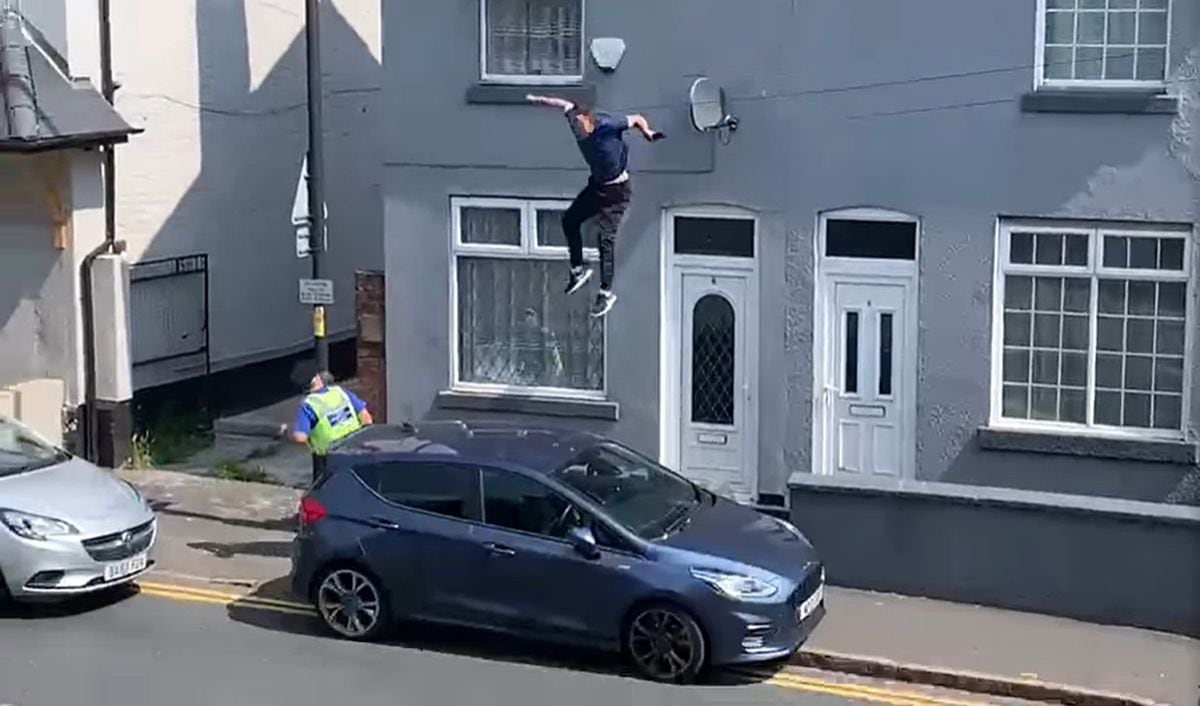 The moment the man fell from the roof. Photo: Arviee Arrowsmith/Facebook