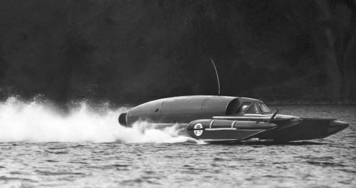 Walter Davies pointed out that Donald Campbell's famous Bluebird, seen here on Ullswater gearing up for its 1955 world record breaking feat, shared design features he had pioneered 34 years previously.