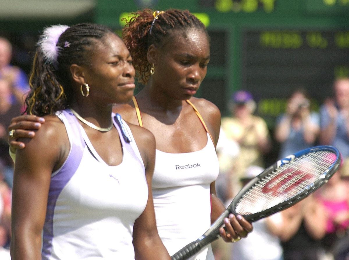 Venus Williams, a la derecha, abraza a su hermana Serena, después de derrotar a Serena en la semifinal de individuales femeninos en 2000.