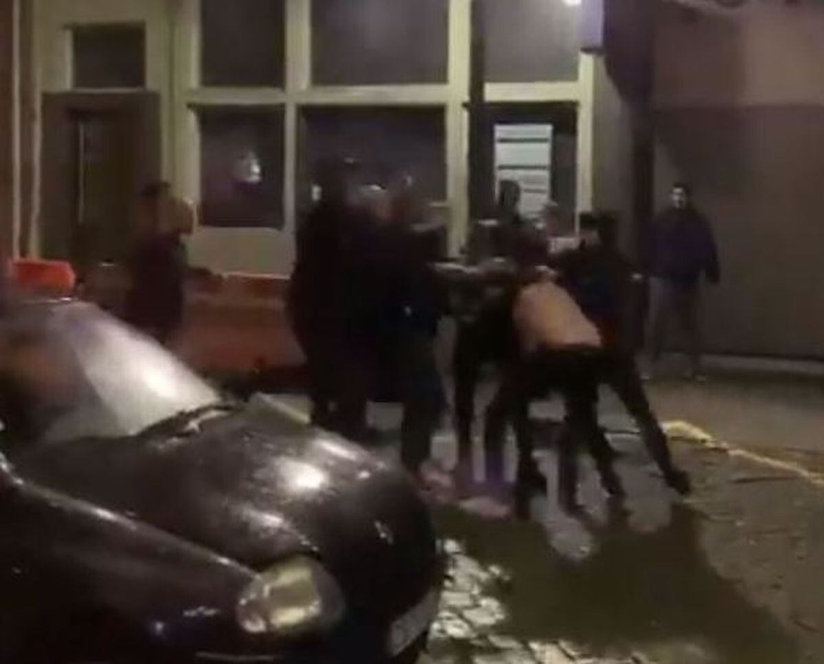 A man is attacked by a large group on Rua de Jose Falcao in Porto