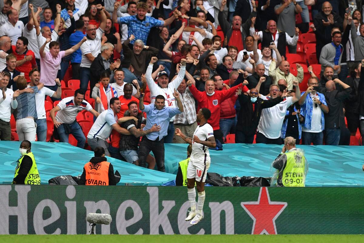 L'Anglais Raheem Sterling célèbre après avoir marqué le premier but lors des huitièmes de finale du championnat de football Euro 2020 entre l'Angleterre et l'Allemagne au stade de Wembley en Angleterre, le mardi 29 juin 2021. (Justin Tallis, Pool Photo via AP).