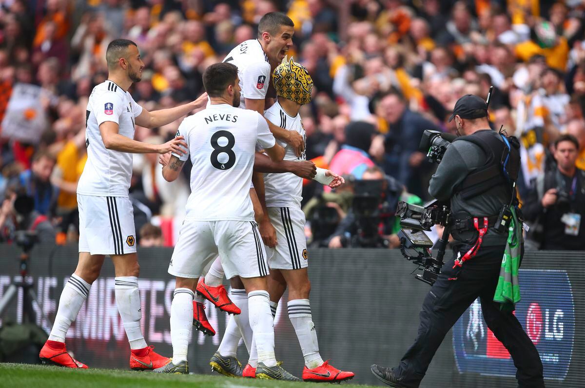 Raul Jimenez of Wolverhampton Wanderers celebrates with his team mates after scoring a goal to make it 0-2. (AMA)
