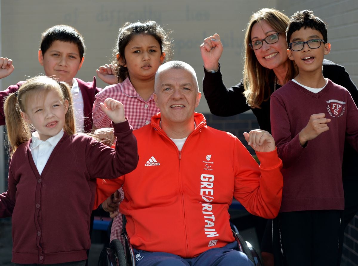 Paul Shaw, head coach of Team GB's gold medal-winning disability rugby team at this year's Tokyo Paralympics,with Ferndale Primary School students and headteacher Ruth Gillett