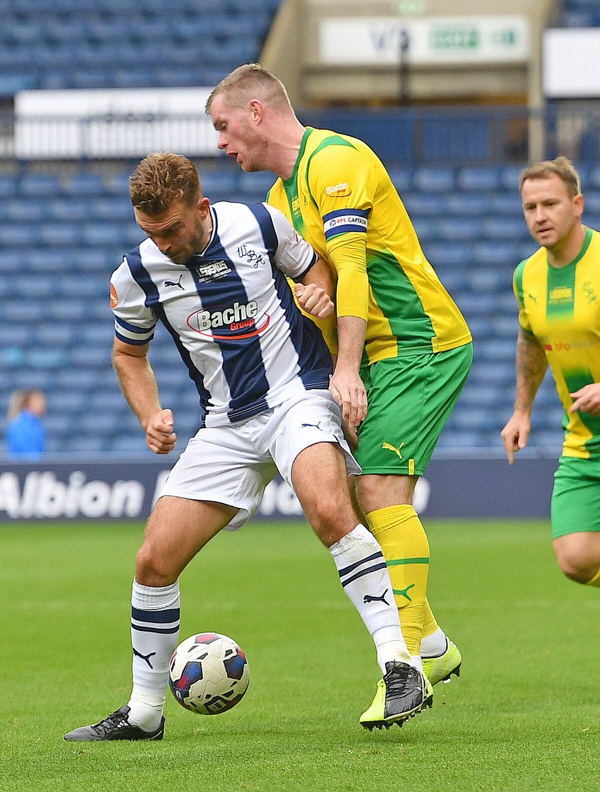 The two legends, Chris Brunt and James Morrison battle for the ball