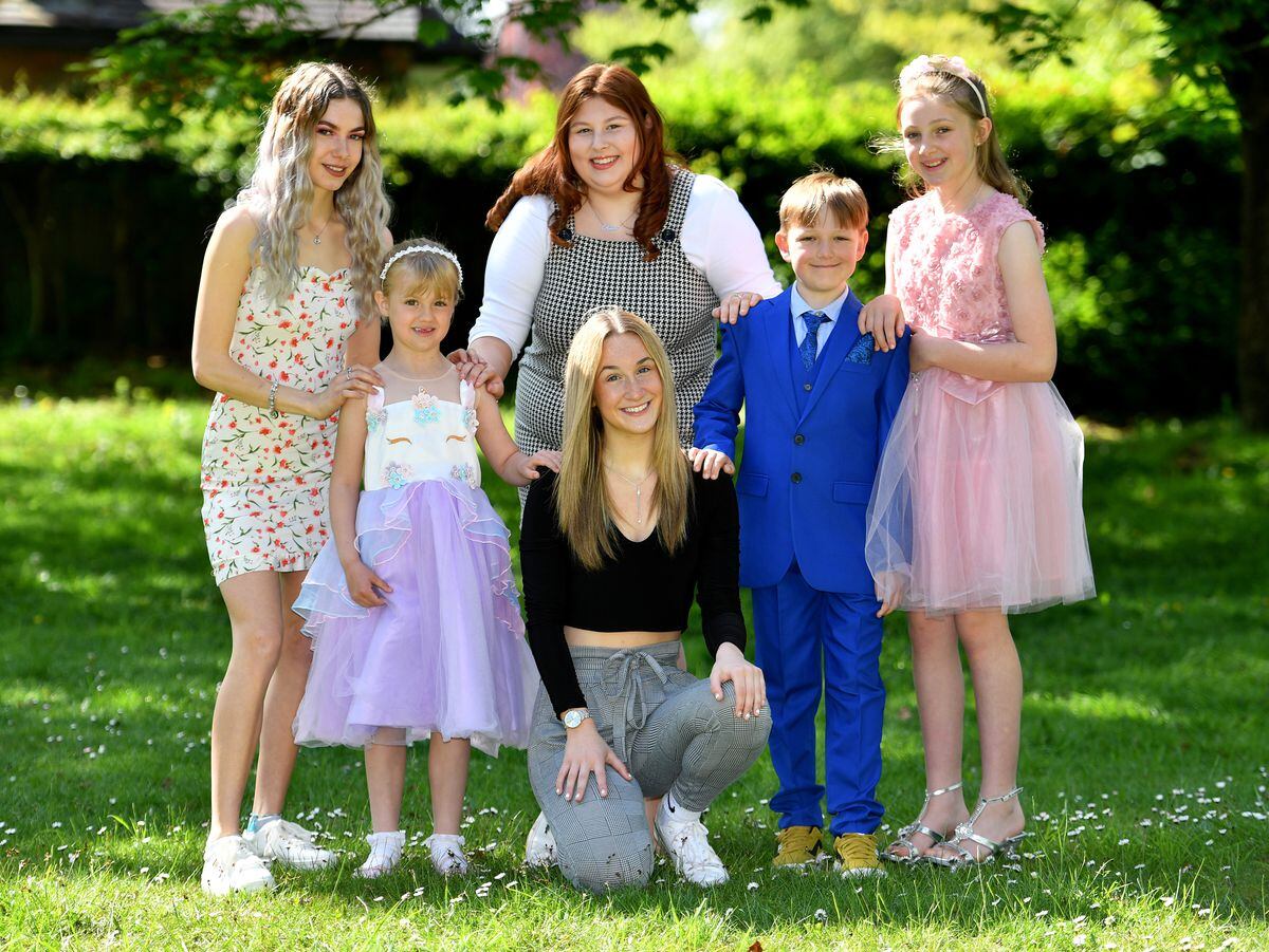 WALSALL COPYRIGHT MNA MEDIA TIM THURSFIELD 07/05/22.Pelsall carnival royalty get set for the big day..Pictured are Queen Elise Brewer aged 15, princess Amelia Critchely, aged 11, pageboy Elijah Critchely, aged 9, rosebud Olivia Pringis, aged 6, maid of honour Ashley-Eva Johnson, aged 16 and maid of honour Ellie Stacey, aged 20...