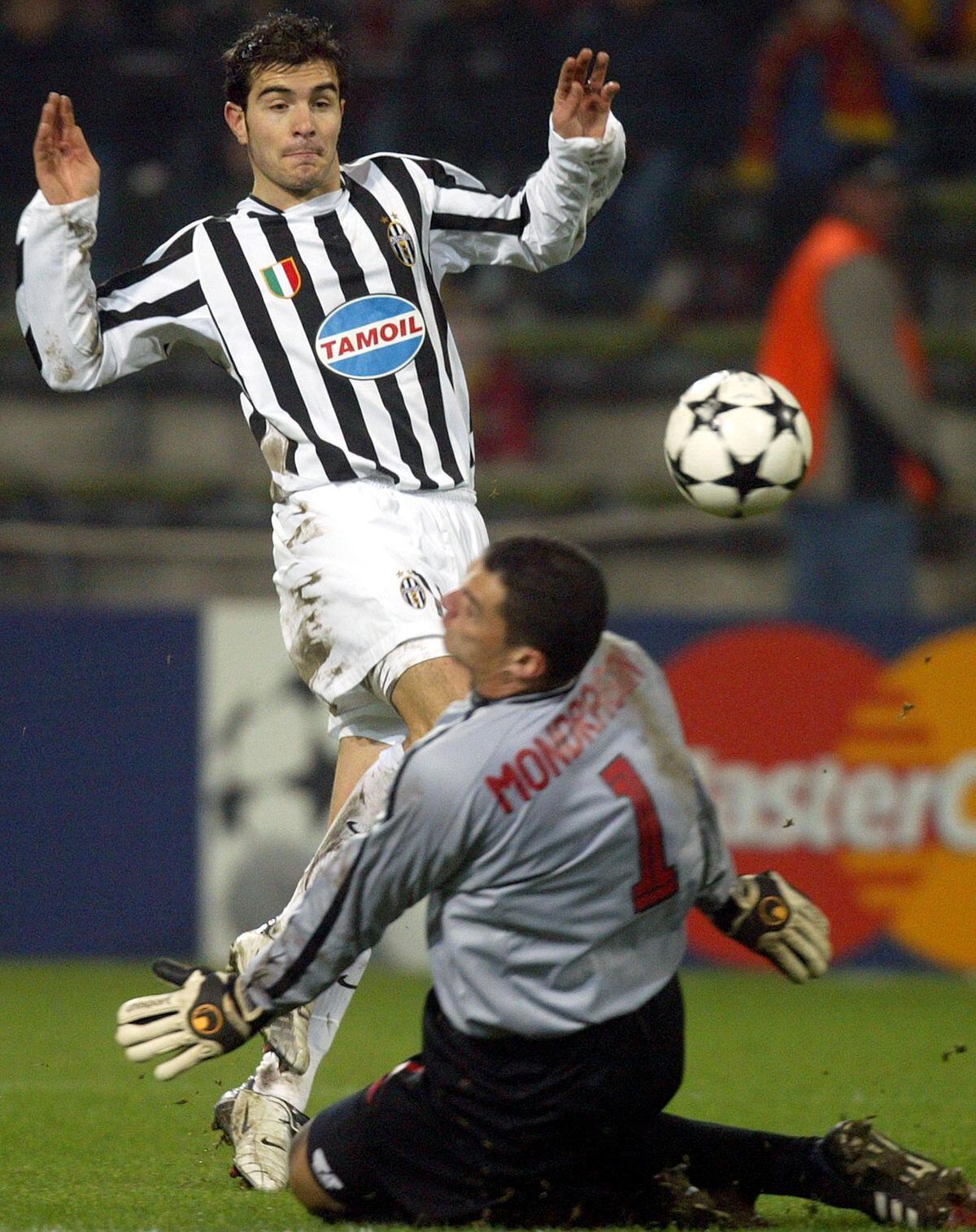Aly Mondragon (R), goalkeeper of Galatasaray Istanbul saves a shot from Enzo Maresca of Juventus Turin during their Champions League Group D first phase match at the Westfalen stadium in Dortmund, Germany, December 2, 2003.     REUTERS/Kai Pfaffenbach