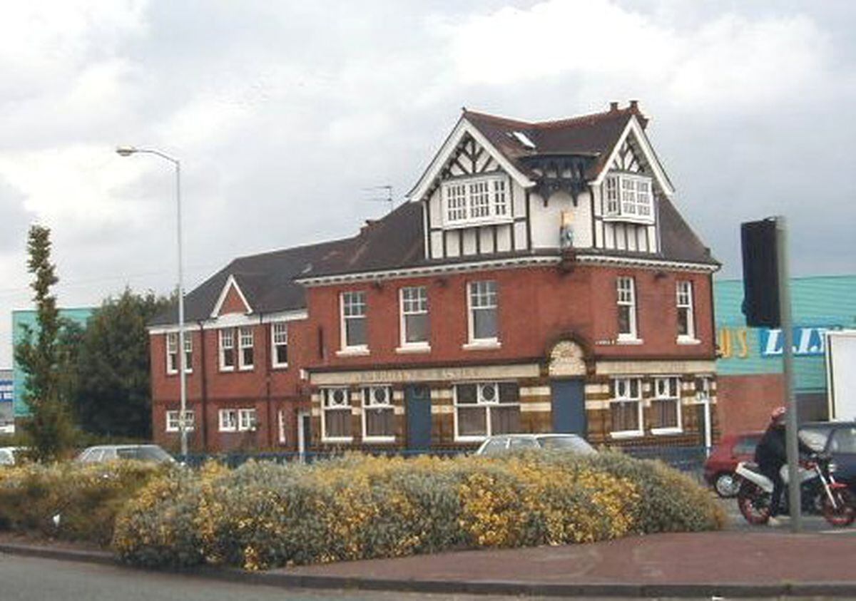 Elephant and Castle pub in Wolverhampton before it was torn down