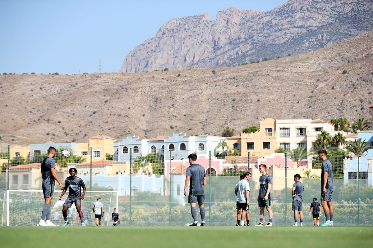 Jugadores de los Wolves entrenando bajo el sol español (Getty)