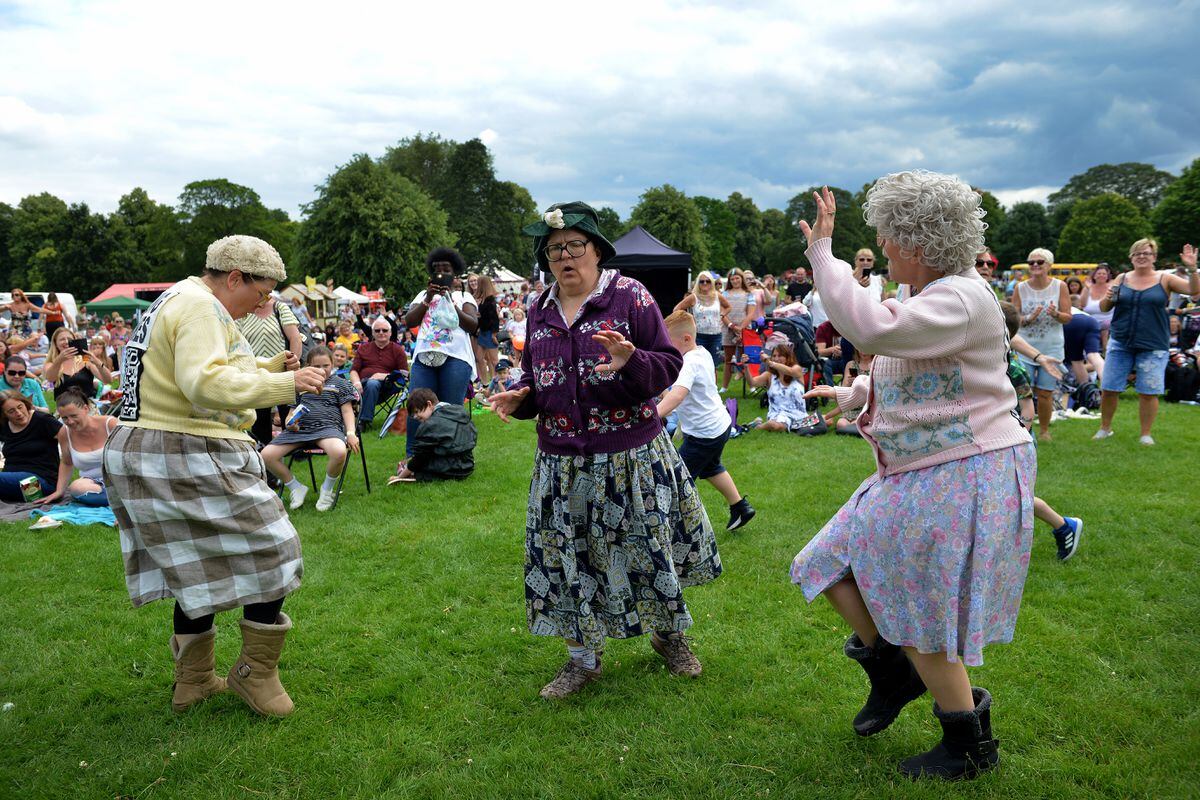Dancing grannies The Fizzogs