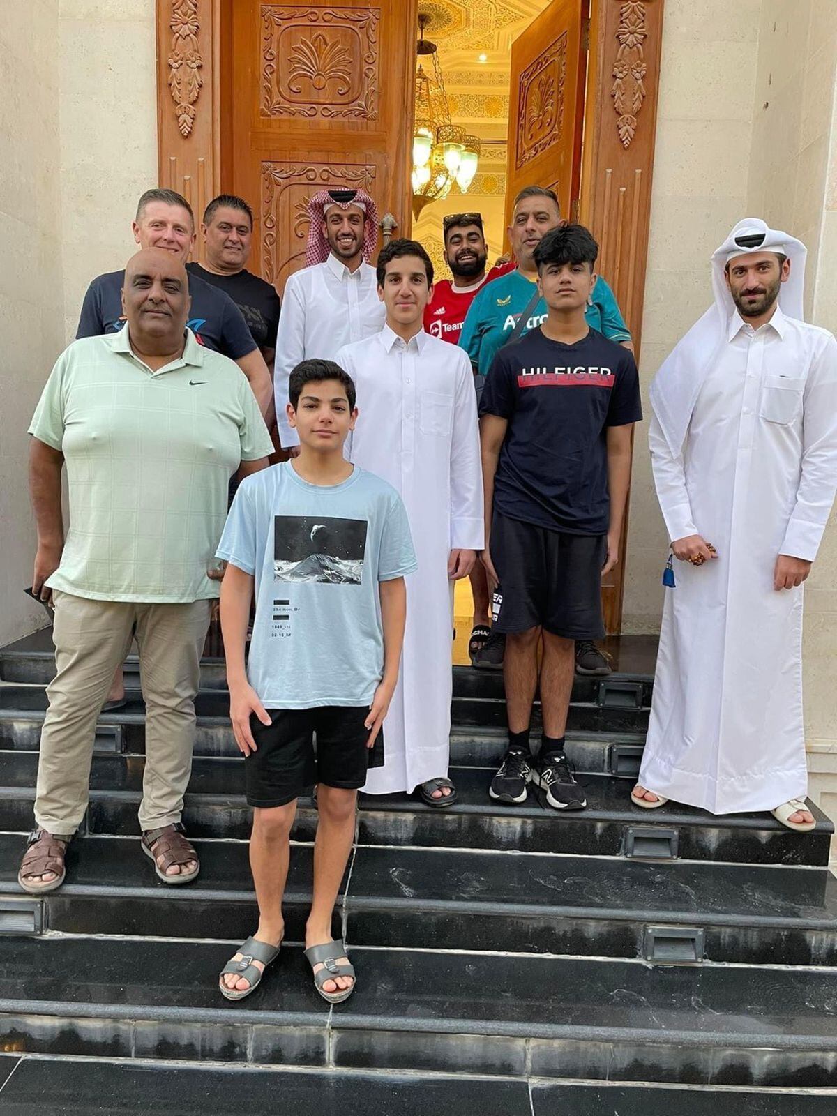 Jassa Dehal, Harjit Dheil, Kevin Briggs, Indi et Aran Dheil, devant la maison du résident qatari qui les a invités chez lui et a fait preuve d'une hospitalité fantastique