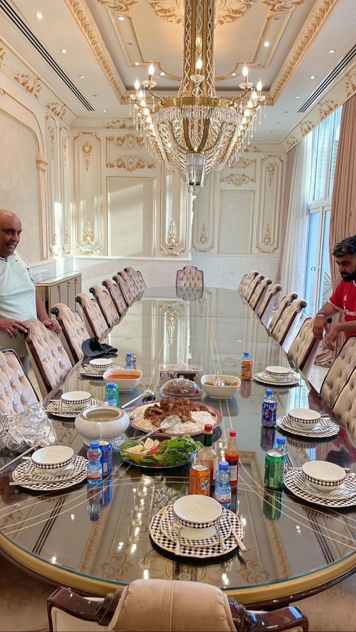 Le millionnaire qatari a invité les gars dans son manoir pour déjeuner avec lui