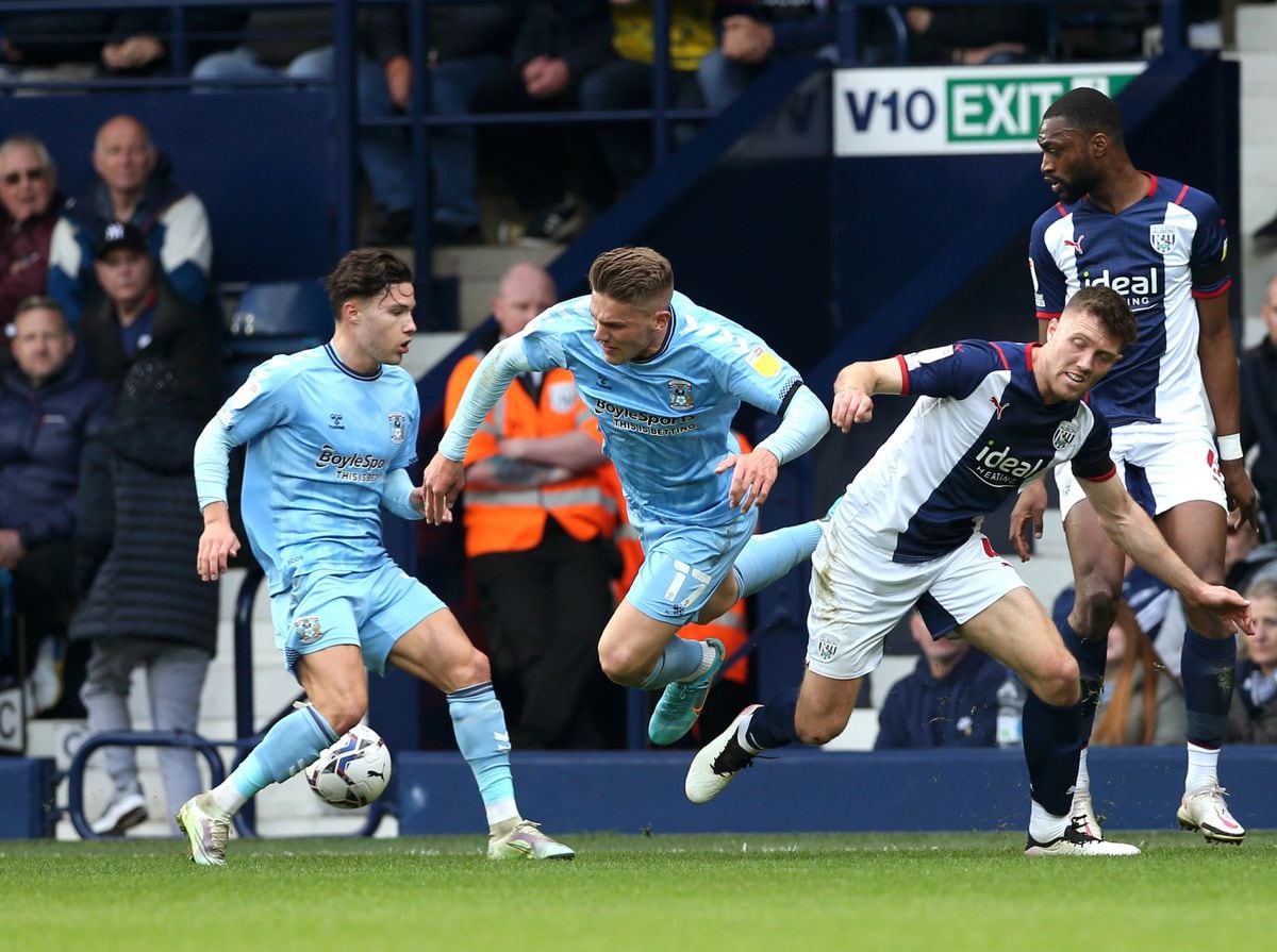 Coventry City's Viktor Gyokeres (centre) and West Bromwich Albion's Dara O'Shea (centre-right) battle for the ball during the Sky Bet Championship match at The Hawthorns, West Bromwich. Picture date: Saturday April 23, 2022. PA Photo. See PA story SOCCER West Brom. Photo credit should read: Barrington Coombs/PA Wire...RESTRICTIONS: EDITORIAL USE ONLY No use with unauthorised audio, video, data, fixture lists, club/league logos or "live" services. Online in-match use limited to 120 images, no video emulation. No use in betting, games or single club/league/player publications..