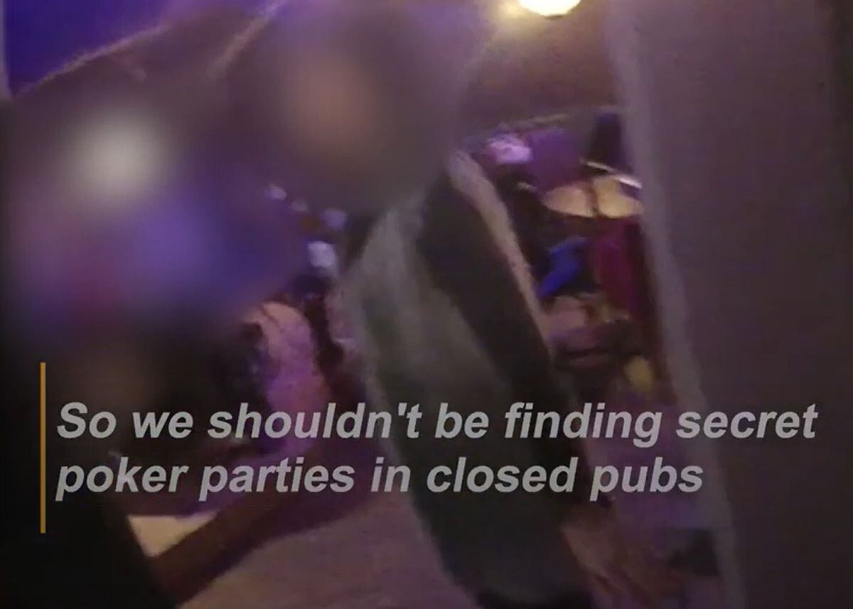 Cuplikan dari rekaman kamera polisi tentang pelanggaran kuncian
