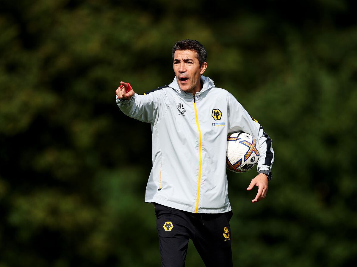 Bruno Lage, Manager of Wolverhampton Wanderers gives his team instructions during a Wolverhampton Wanderers Training Session at The Sir Jack Hayward Training Ground on September 13, 2022 in Wolverhampton, England. (Photo by Jack Thomas - WWFC/Wolves via Getty Images).