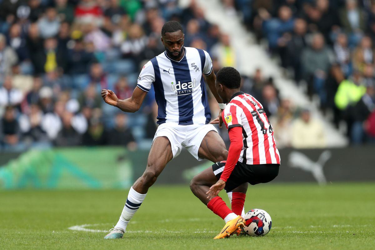 Semi Ajayi of West Bromwich Albion and Abdoullah Ba of Sunderland