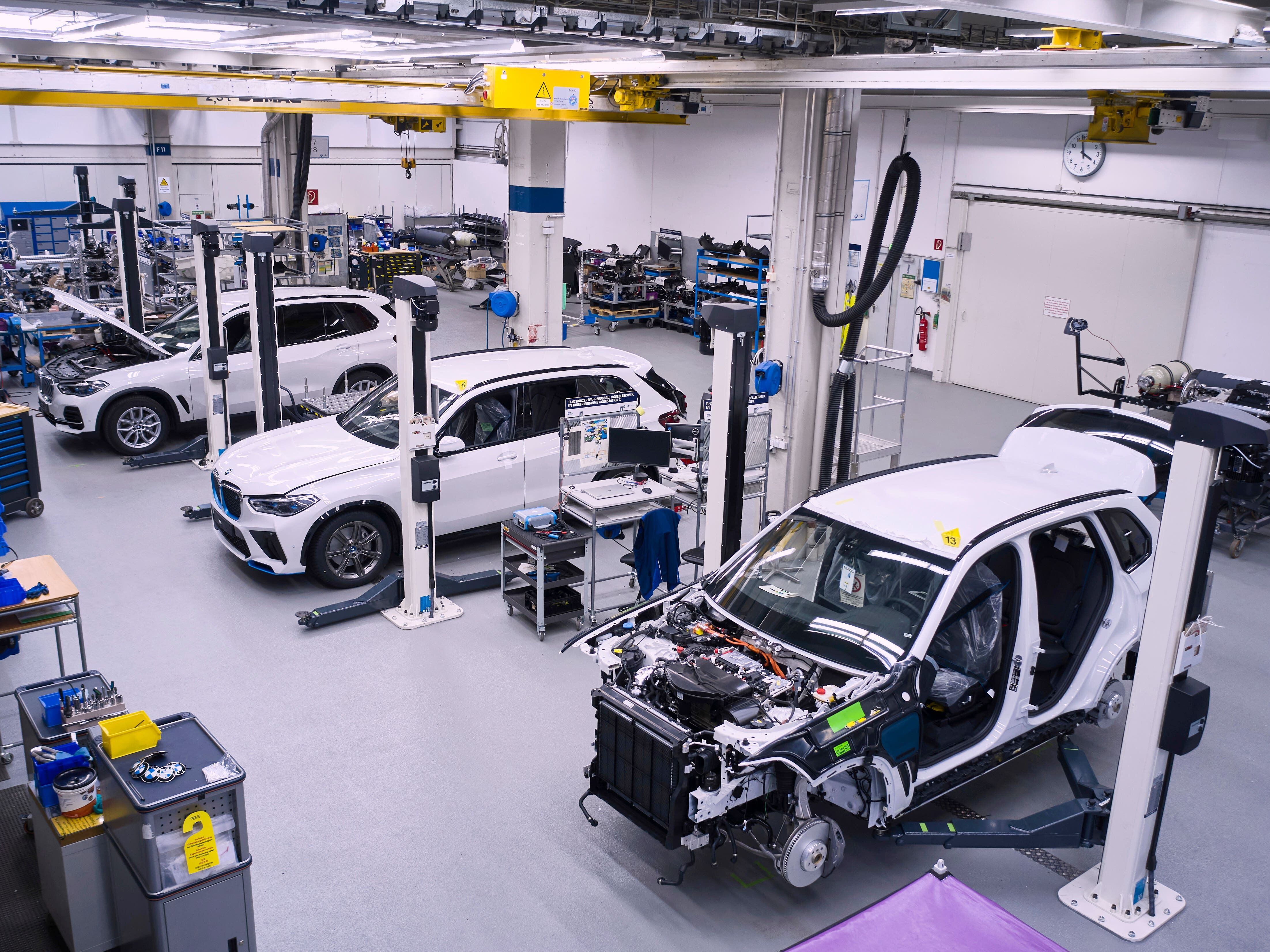 BMW kickstarts small-scale production of hydrogen-powered X5