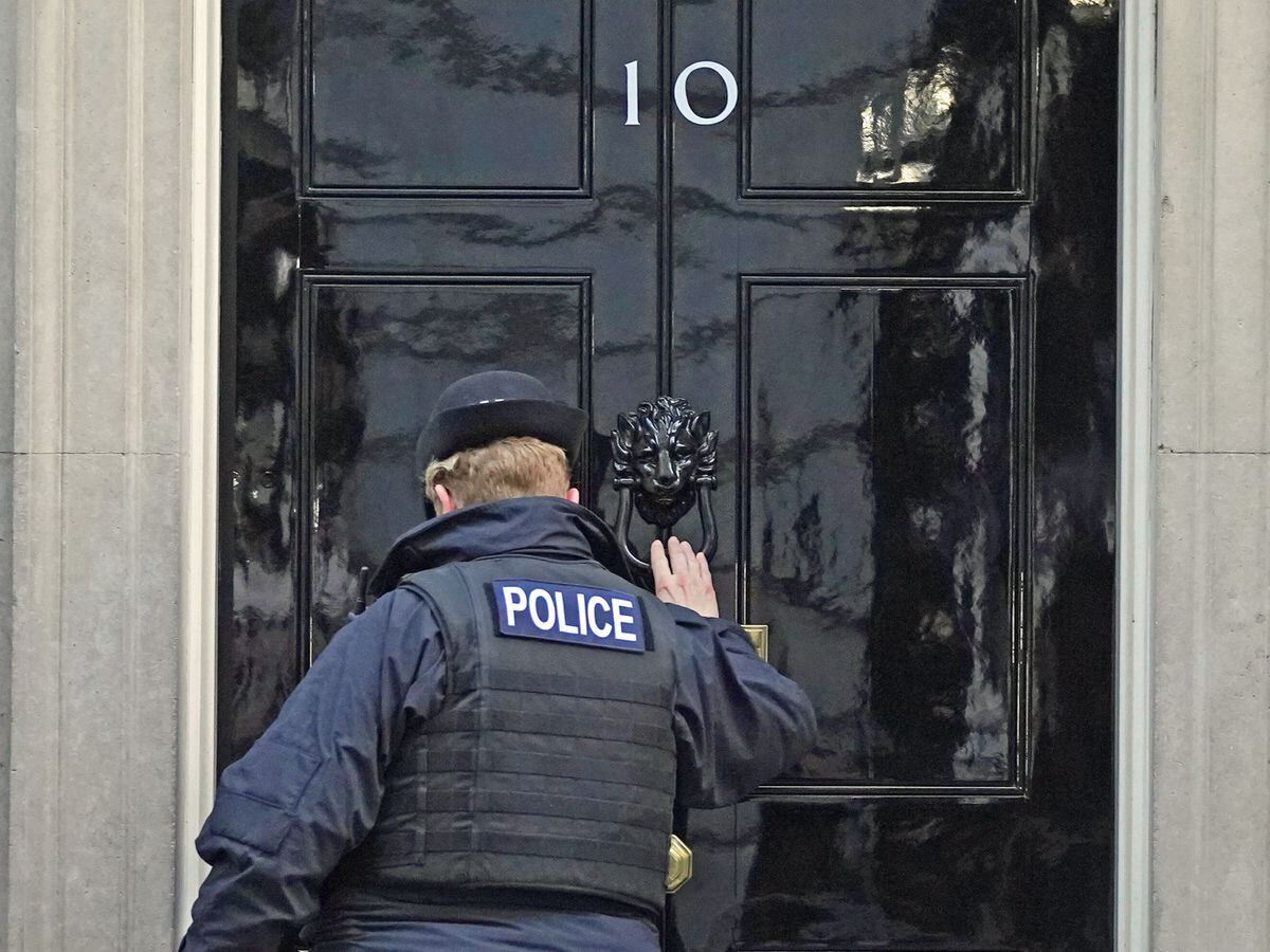 A police officer knocks on the door of the Prime Ministerâs official residence in Downing Street