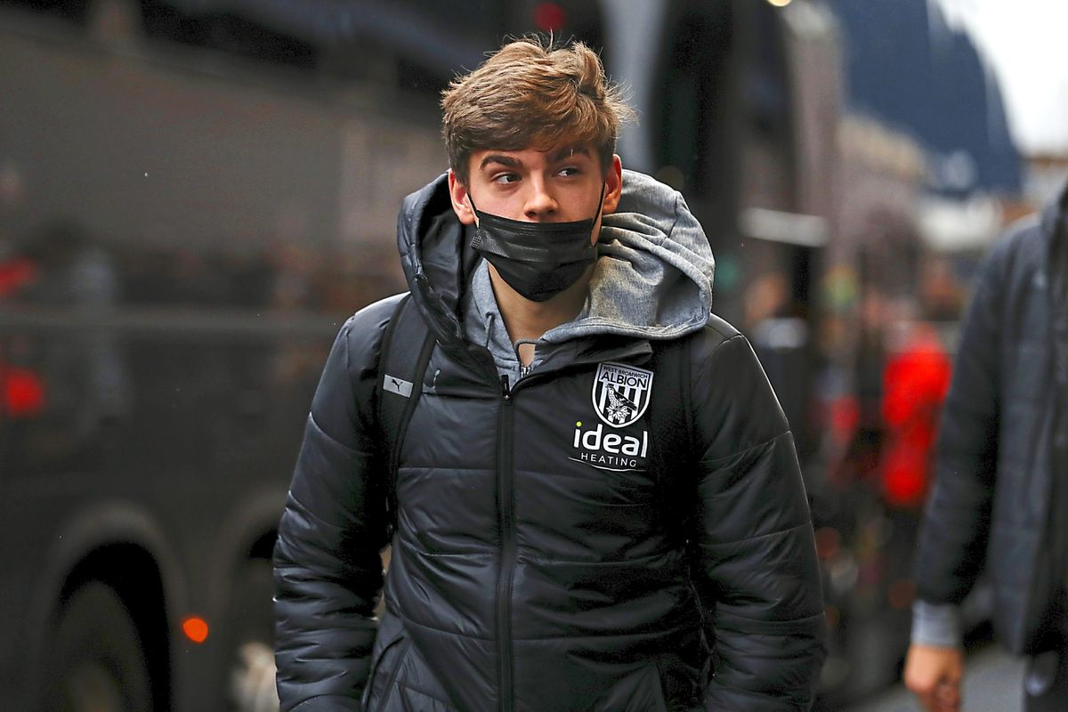 WEST BROMWICH, ENGLAND - DECEMBER 11: Tom Fellows of West Bromwich Albion wearing a face mask arrives at the stadium ahead of the Sky Bet Championship match between West Bromwich Albion and Reading at The Hawthorns on December 11, 2021 in West Bromwich, England. (Photo by Adam Fradgley/West Bromwich Albion FC via Getty Images).