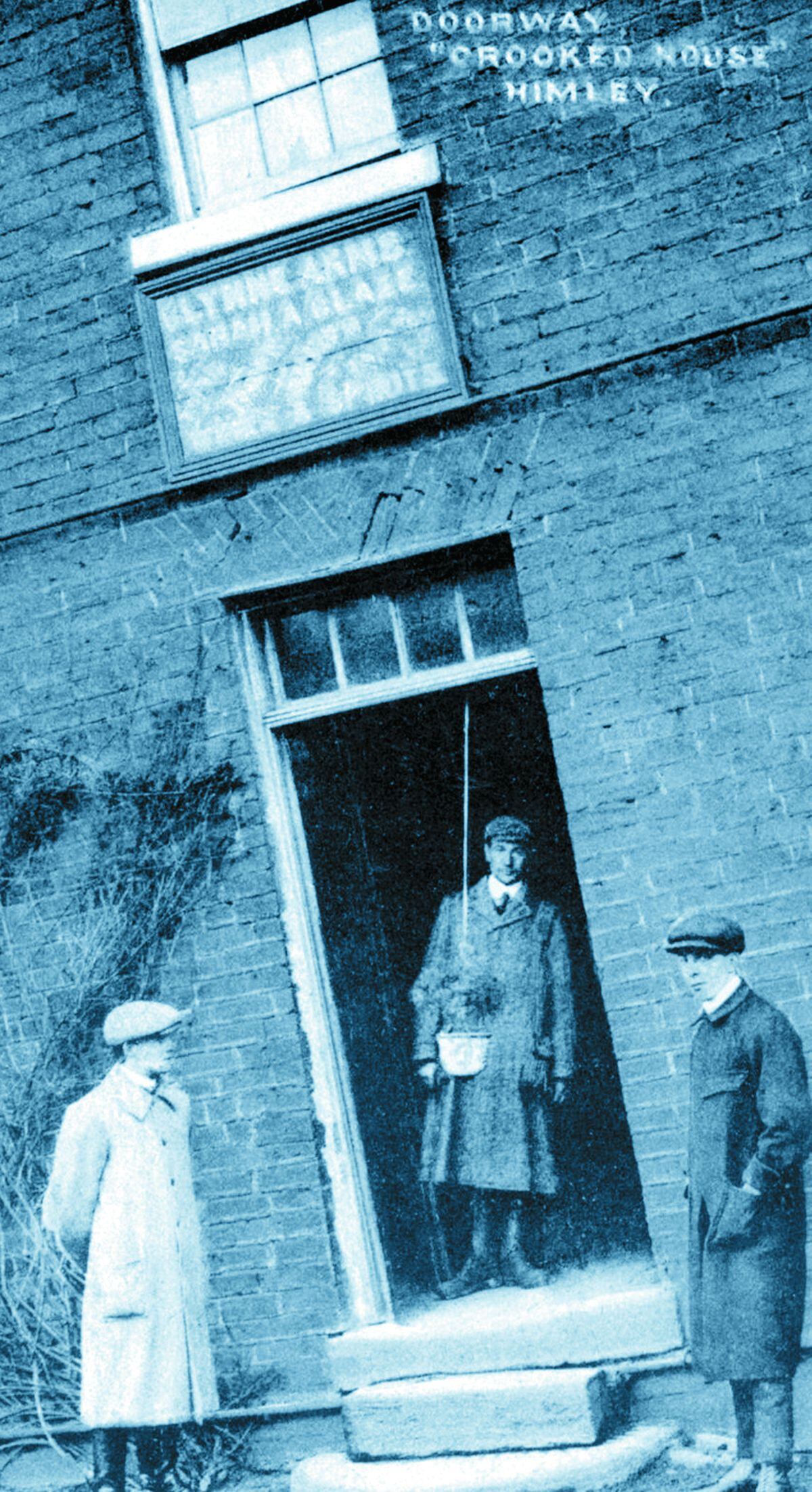 Locals posing in the doorway of the pub at around the start of the 1900s