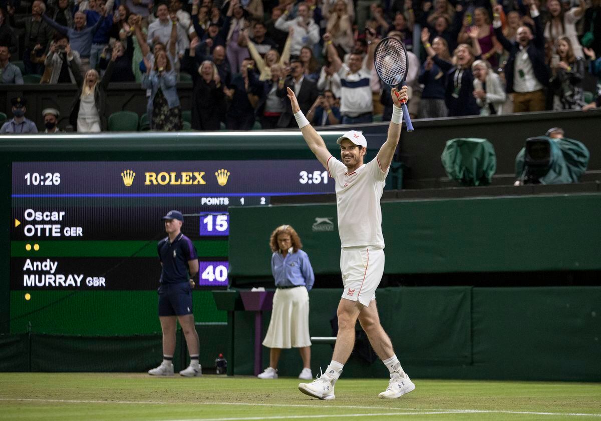 Andy Murray salue la foule