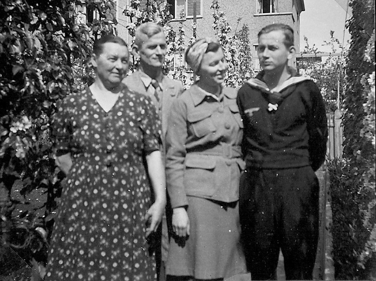 With his parents and sister in early 1943.