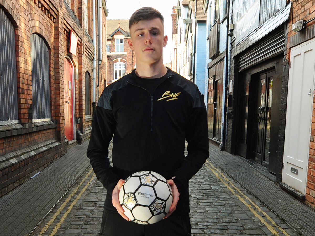 WATCH: World-record football freestyler shows off skills in Wolverhampton |  Express & Star
