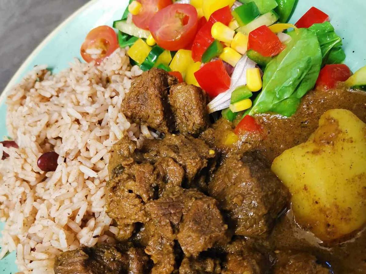 Oxtail stew with rice and salad