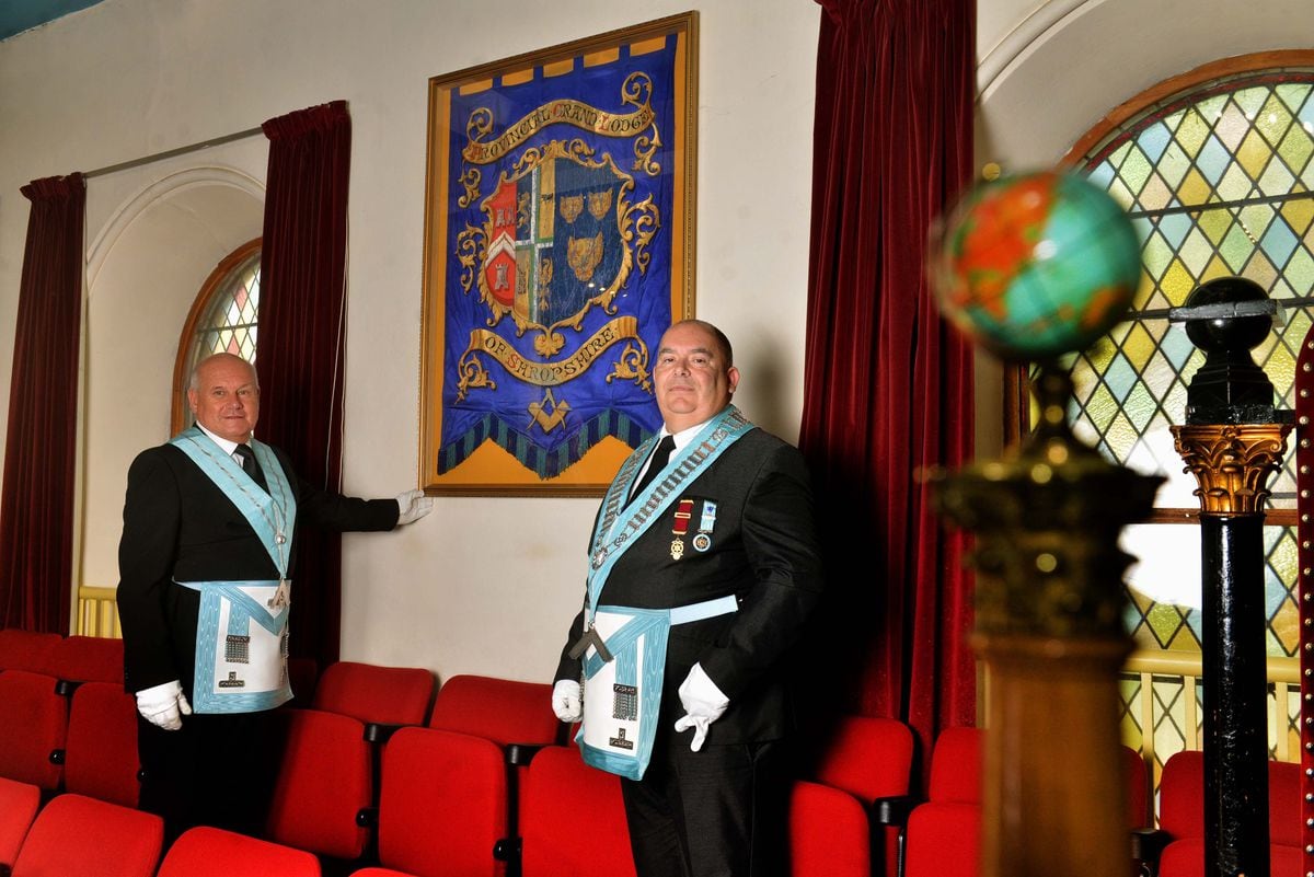 Maître Russell Price et l'ancien maître Shaun Willocks se préparent pour une journée portes ouvertes à Shrewsbury Masonic Lodge