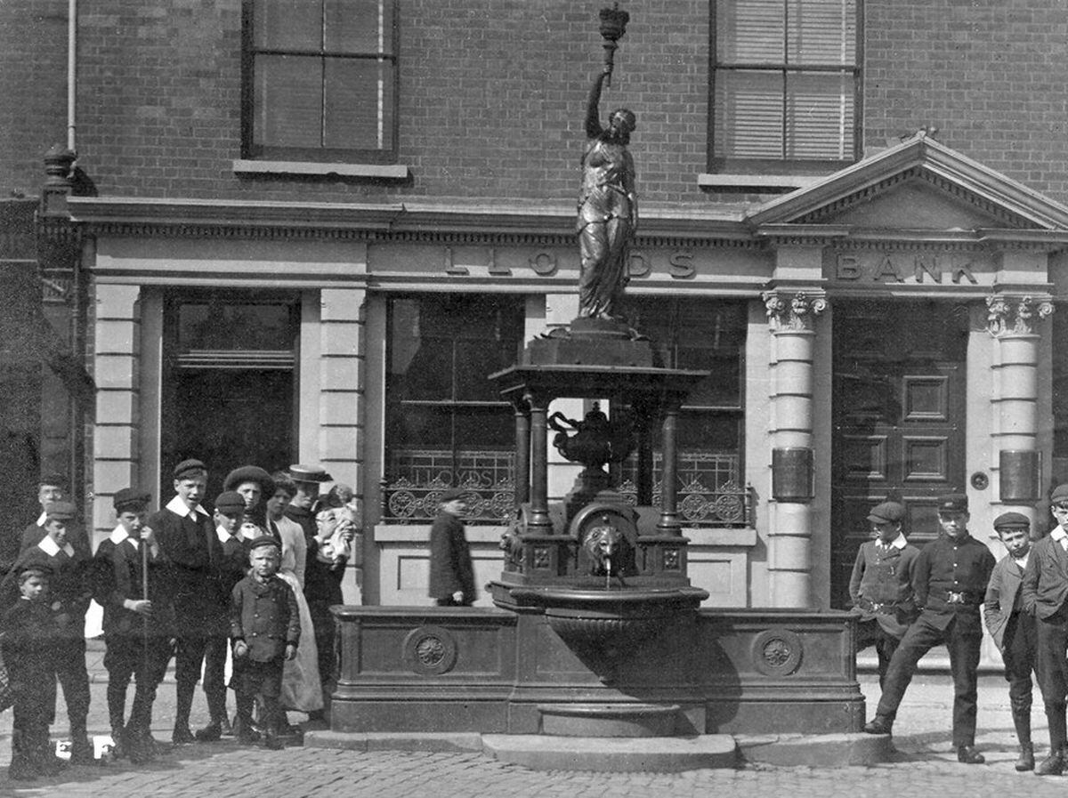 A photograph of Lloyds Bank in Oldbury, believed to have been taken just after the end of the First World War