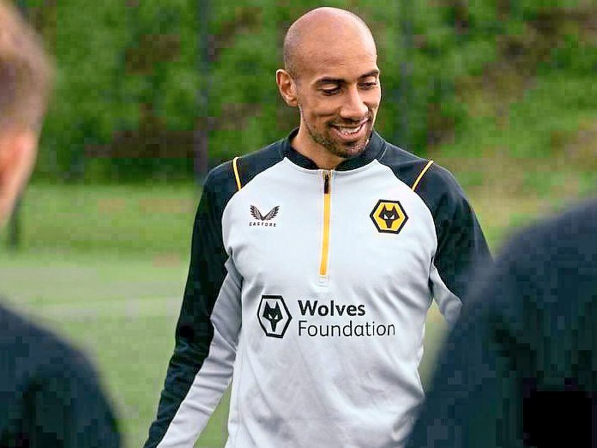 Karl Henry talks to young players at the City of Wolverhampton College