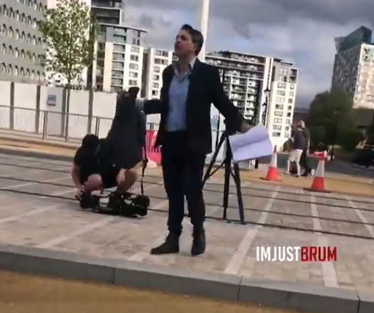 Callum Watkinson menghadapi seorang pria di Birmingham.  Gambar dari video Twitter ImJustBrum