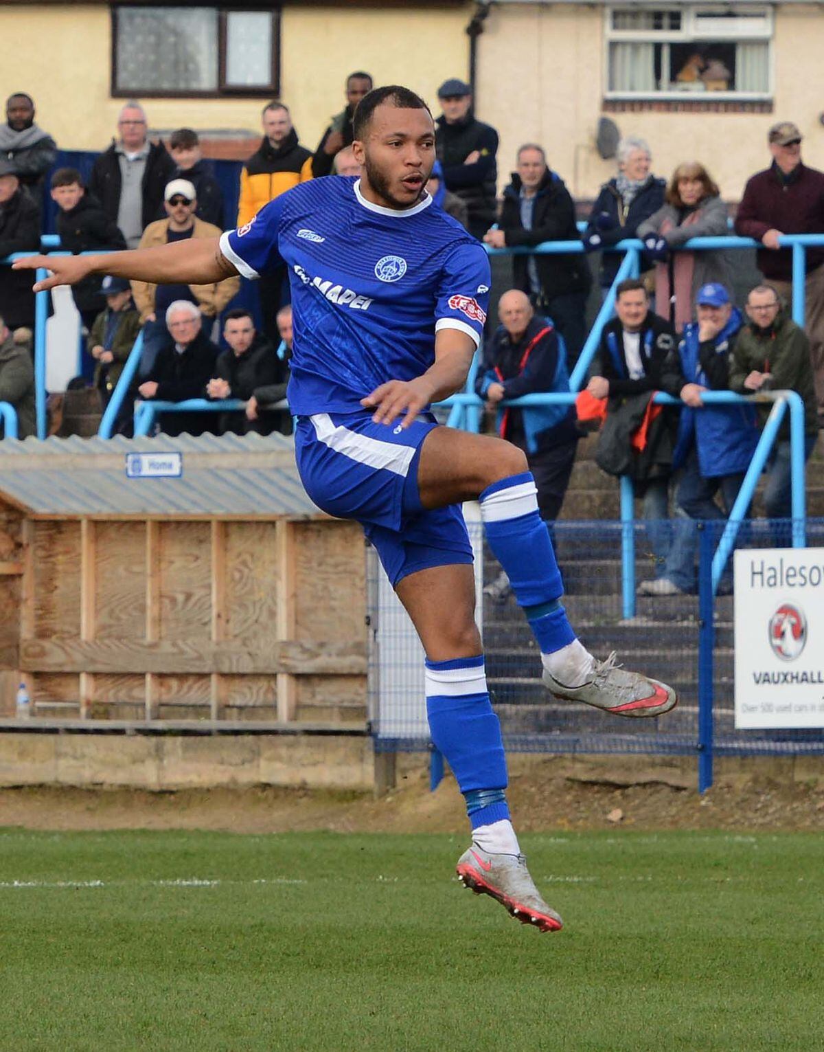 Samuel Griffiths in action for Halesowen Town