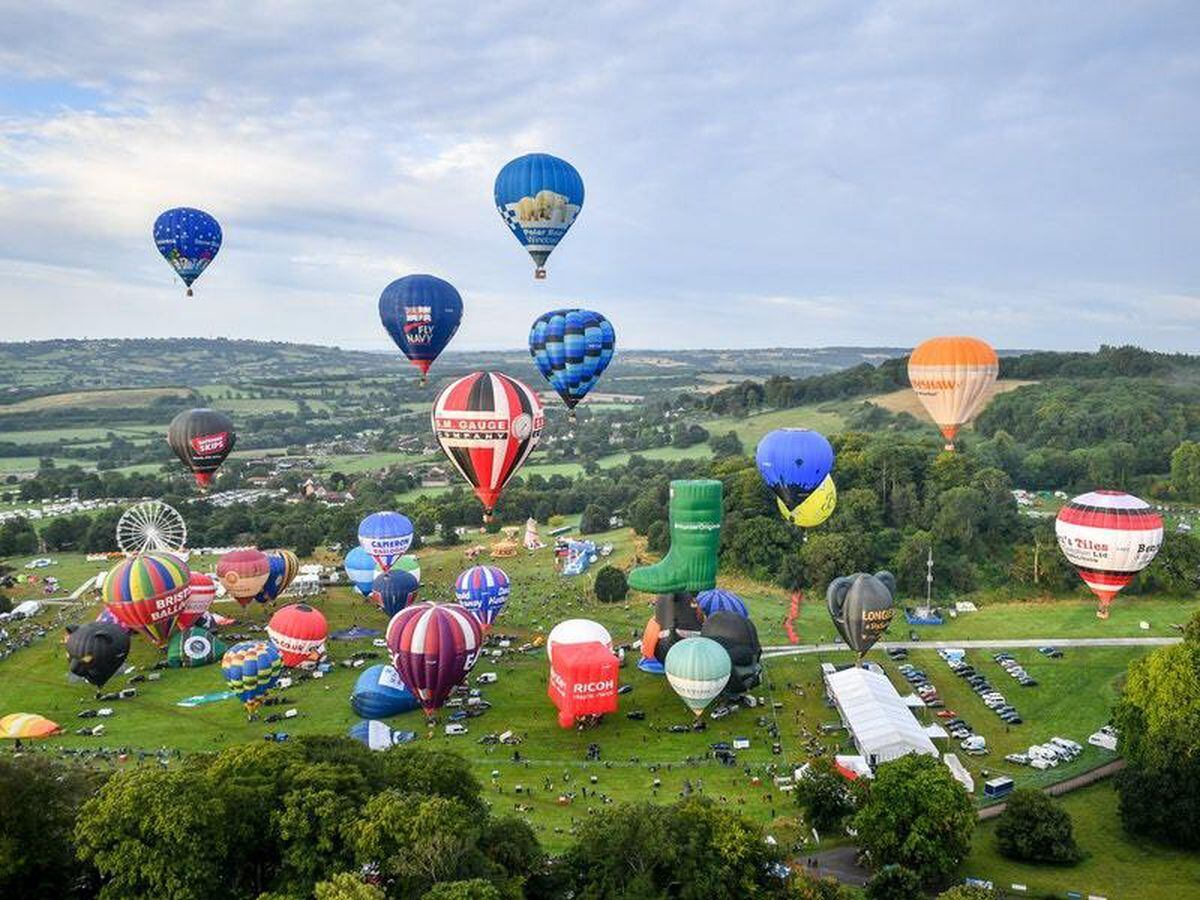 Hot air balloons take to sky for fiesta.