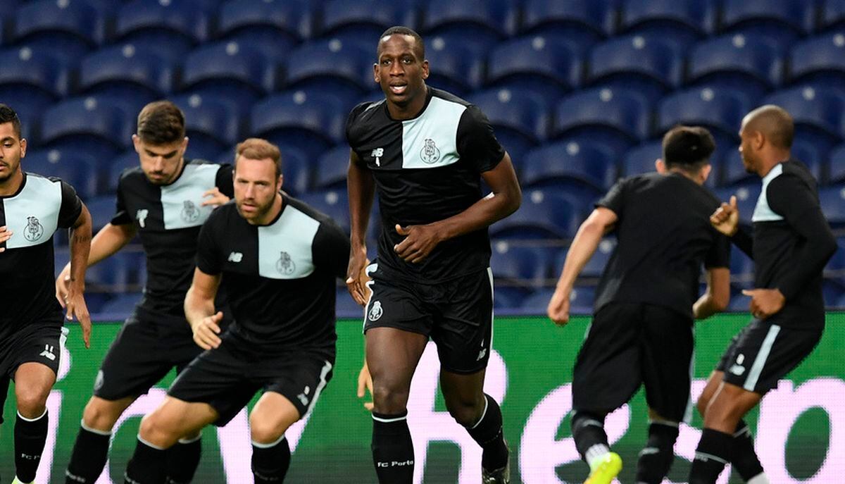 Porto defender Willy Boly (centre). Picture from www.uefa.com