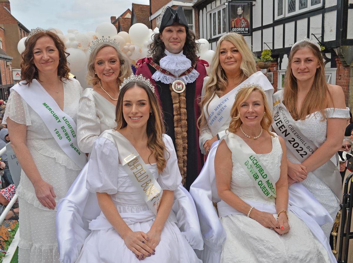 Former Bower Queens pose with the deputy mayor Samuel Schafer