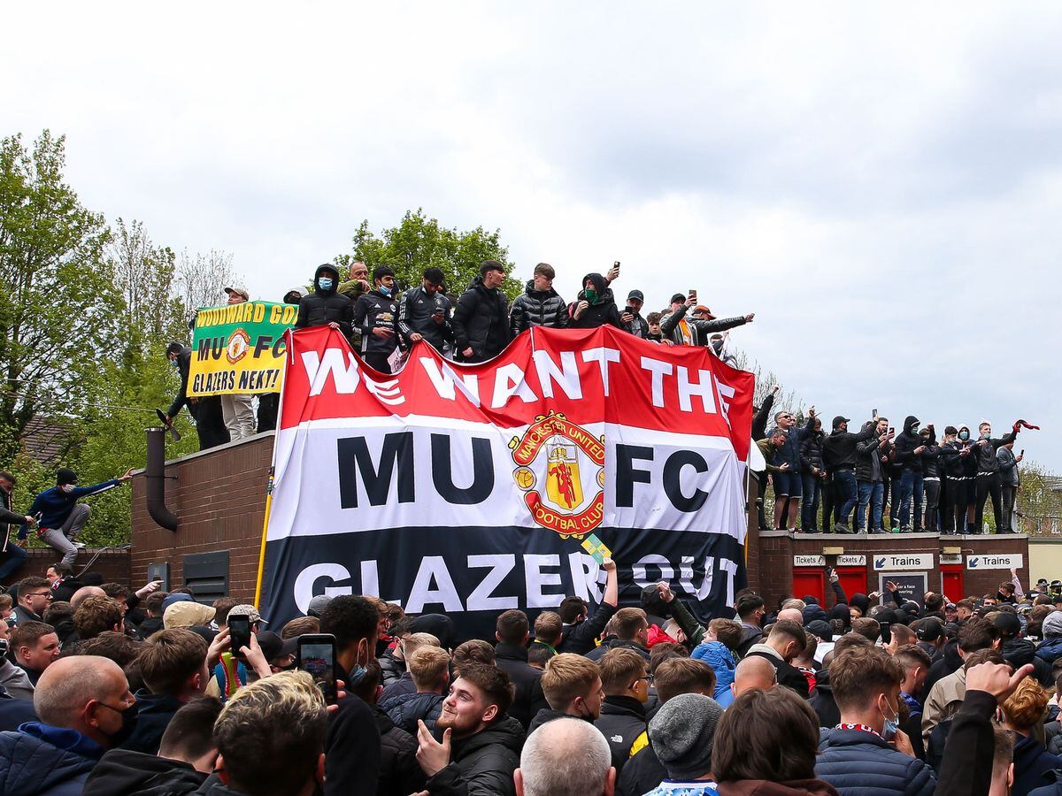 Manifestation des fans de Manchester United devant Old Trafford le 2 mai