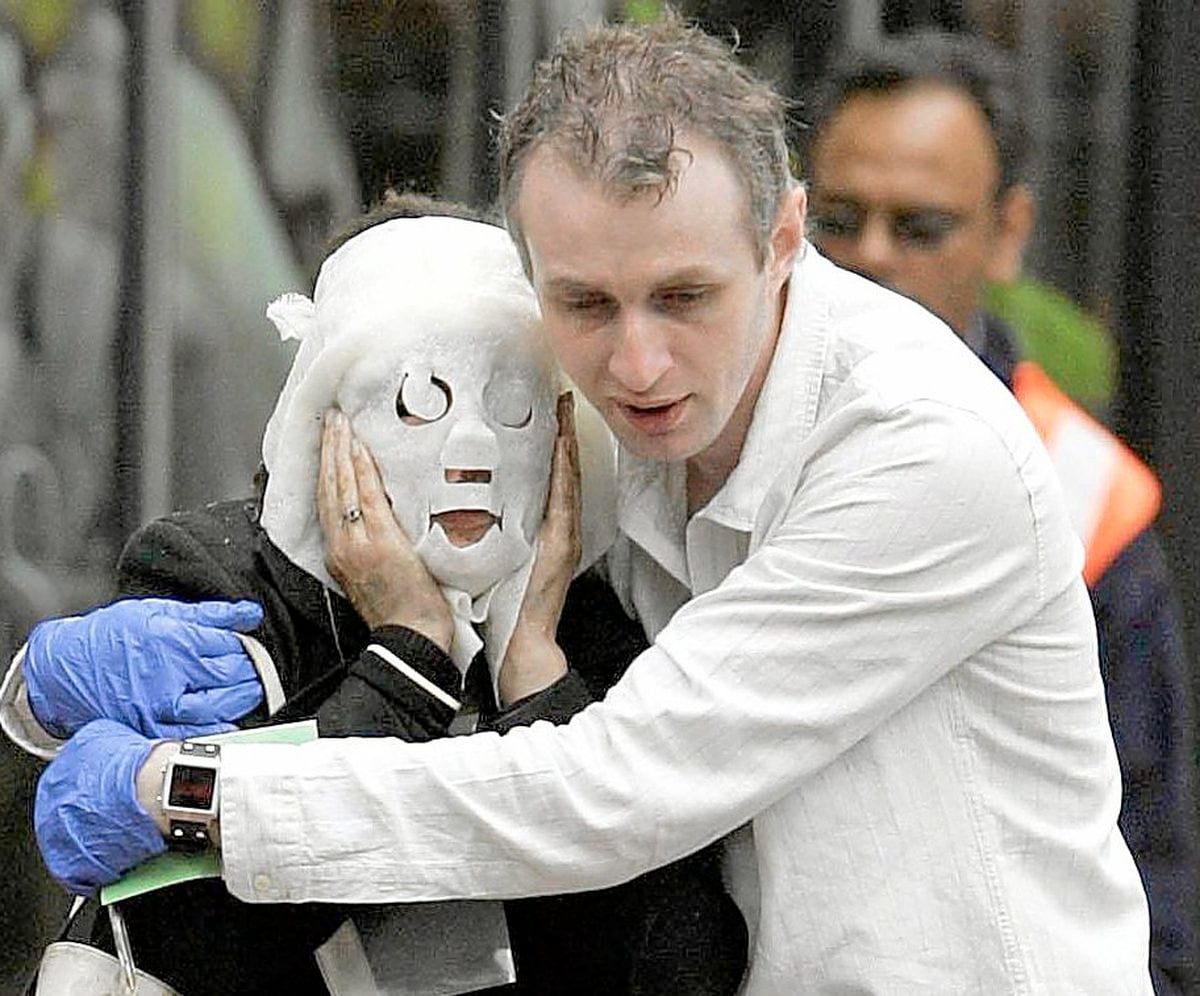 Paul Dadge helps Davinia Turrell after the 7/7 bombings