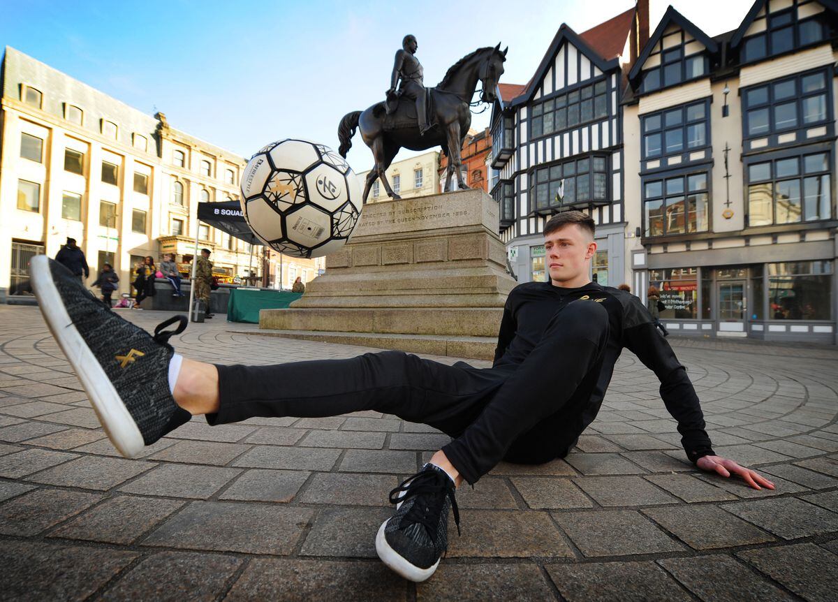 WATCH: World-record football freestyler shows off skills in Wolverhampton |  Express & Star