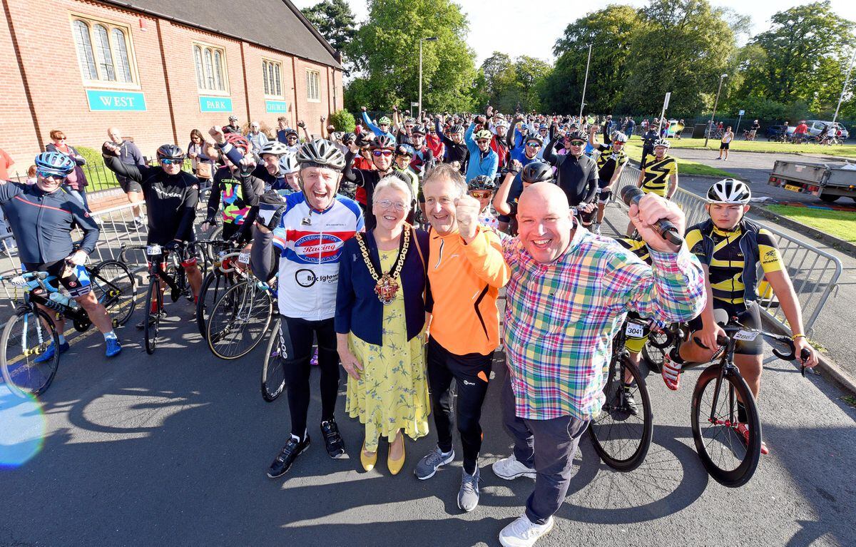 Hugh Porter, mayor Claire Darke, Henry Carver and Dicky Dodd at the start of the cycle race