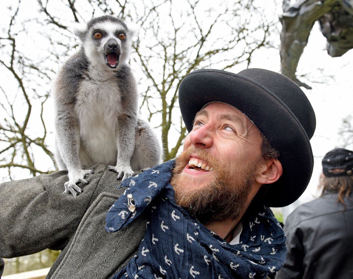 Luke Perry meets one of the lemurs