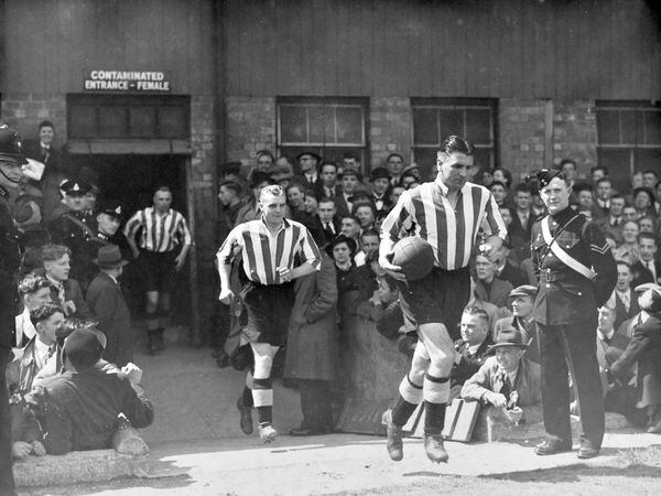 Alex Hastings leads out Sunderland at Molineux on May 30, 1942.