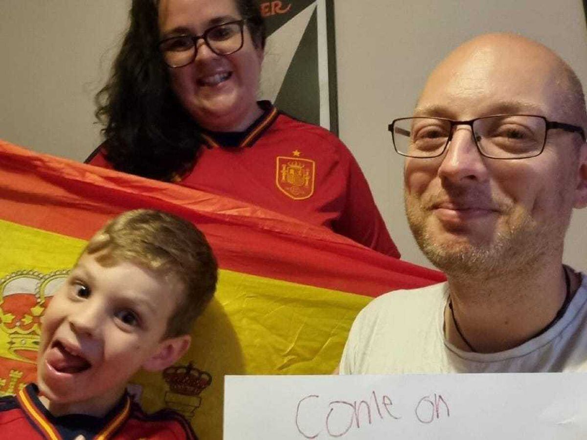 Un niño de seis años ha sido atrapado en medio de la rivalidad de la Copa del Mundo de los padres entre Inglaterra y España.