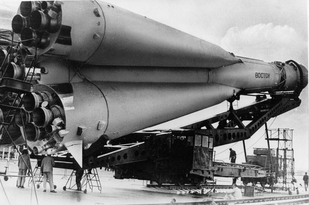 Une fusée russe Vostok sur son lanceur, similaire à celle qui a propulsé Youri Gagarine dans l'espace