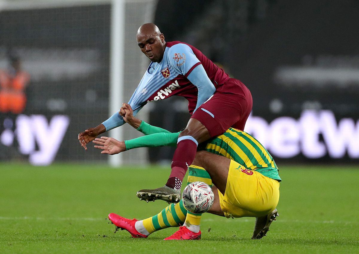 West Ham United's Angelo Ogbonna (left) and West Bromwich Albion's Kenneth Zohore battle for the ball 