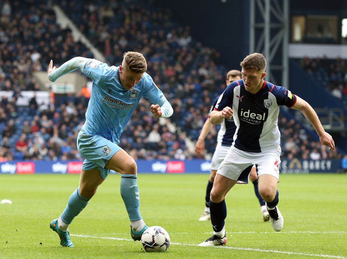 Coventry City's Viktor Gyokeres (left) and West Bromwich Albion's Dara O'Shea battle for the ball during the Sky Bet Championship match at The Hawthorns, West Bromwich. Picture date: Saturday April 23, 2022. PA Photo. See PA story SOCCER West Brom. Photo credit should read: Barrington Coombs/PA Wire...RESTRICTIONS: EDITORIAL USE ONLY No use with unauthorised audio, video, data, fixture lists, club/league logos or "live" services. Online in-match use limited to 120 images, no video emulation. No use in betting, games or single club/league/player publications..