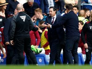               Aston Villa manager Unai Emery and Chelsea manager Mauricio Pochettino shake hands