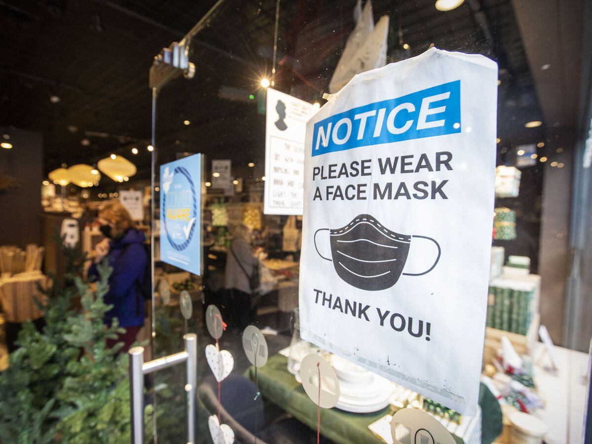 A sign at a shop advising customers to wear a mask